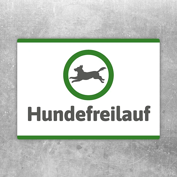 Aufkleber mit Hundesymbol und dem Hinweis Hundefreilauf für gekennzeichnete Hundebereiche.