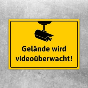 Aufkleber mit Kamera-Symbol und dem Hinweis: Gelände wird videoüberwacht.
