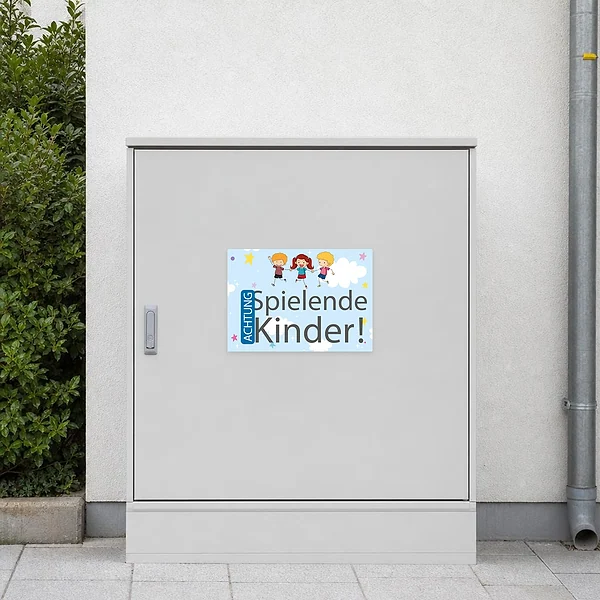 Aufkleber mit spielenden Kindern und dem Text Achtung für Hof, Einfahrt oder Spielbereich.