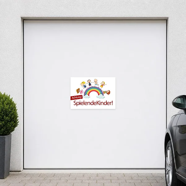 Bunter Aufkleber mit spielenden Kindern und Regenbogen als klarer Achtungshinweis für Kinderbereiche.