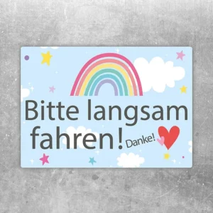 Aufkleber mit Regenbogen, Herz und dem Hinweis Bitte langsam fahren. Danke!