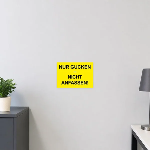 Gelber Warnaufkleber mit schwarzem Text „Nur gucken - nicht anfassen!“ für Schaufenster oder Vitrinen.