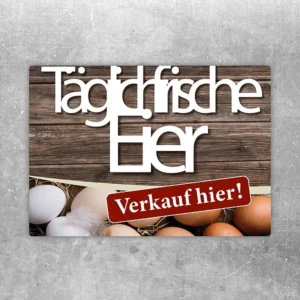Aufkleber mit dem Hinweis Täglich frische Eier – Verkauf hier für den direkten Eierverkauf am Hof.