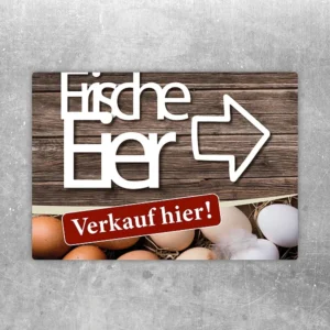 Aufkleber mit Hinweis „Täglich frische Eier“ und Pfeil nach rechts für den Eierverkauf am Hof.