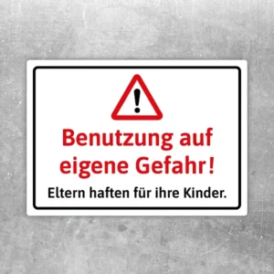 Warnaufkleber mit Text „Benutzung auf eigene Gefahr – Eltern haften für ihre Kinder“