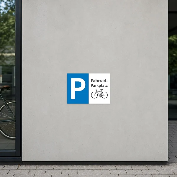 Querformatiger Aufkleber mit großem P-Symbol, Fahrrad-Icon und der Aufschrift Fahrrad-Parkplatz.