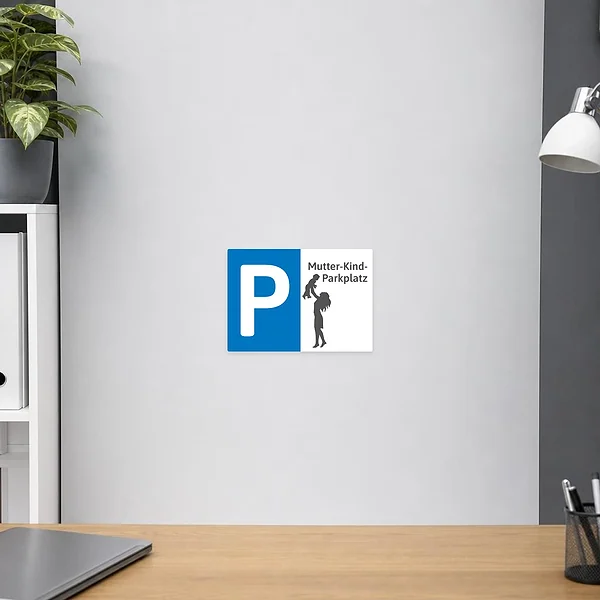 Querformat-Aufkleber mit Mutter-Kind-Parkplatz-Motiv, großem P und Silhouette von Mutter und Kind.