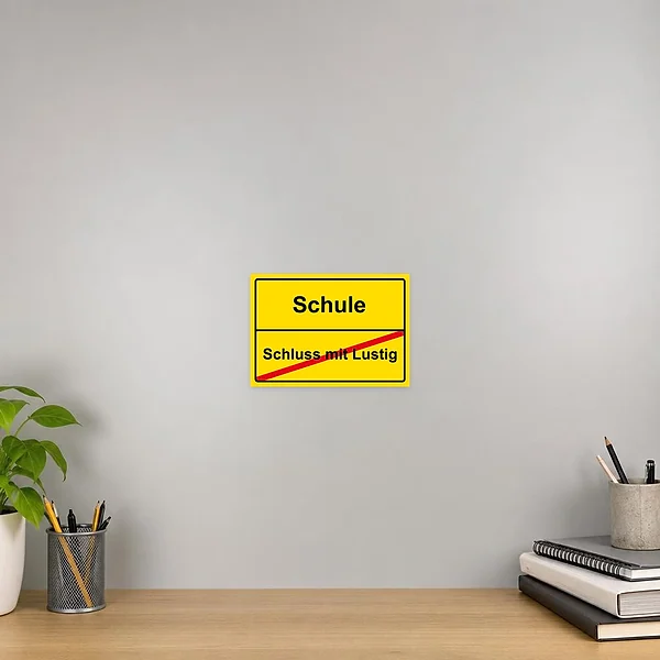 Gelber Aufkleber mit schwarzer Schule-Schluss-mit-lustig-Aufschrift für Unterricht und Lehrergeschenk.
