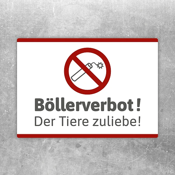 Aufkleber mit Böllerverbot den Tieren zuliebe und durchgestrichenem Feuerwerksmotiv.