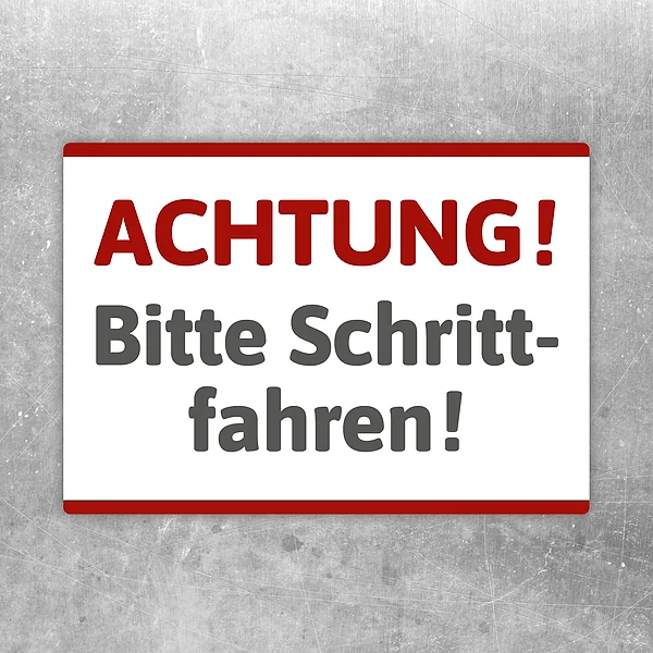 Aufkleber mit dem Text „Achtung! Bitte Schrittfahren!“ für Hof, Einfahrt oder Betriebsweg.