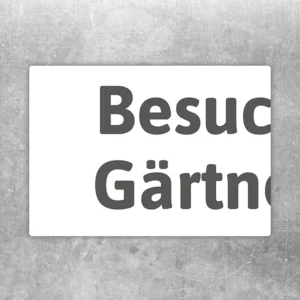 Aufkleber mit der Aufschrift Besucher Gärtnerei zur Kennzeichnung eines Besucherparkplatzes.