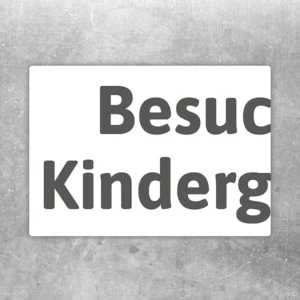 Aufkleber mit Hinweis für Besucherparkplatz am Kindergarten zur klaren Kennzeichnung.