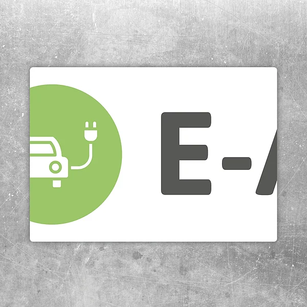 Aufkleber mit Parkplatzschild und E-Auto-Symbol zur Kennzeichnung eines reservierten Stellplatzes.