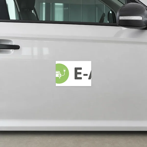 Querformat-Aufkleber mit Parkplatzschild für E-Autos und grünem Elektroauto-Symbol auf weißem Hintergrund.