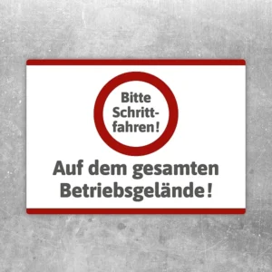 Aufkleber mit Hinweis Bitte Schrittfahren auf dem gesamten Betriebsgelände für Hof und Zufahrt.