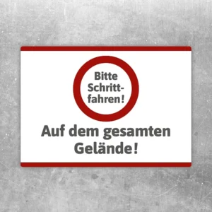 Aufkleber mit dem Hinweis Bitte Schrittfahren auf dem gesamten Gelände für Zufahrten und Betriebshöfe