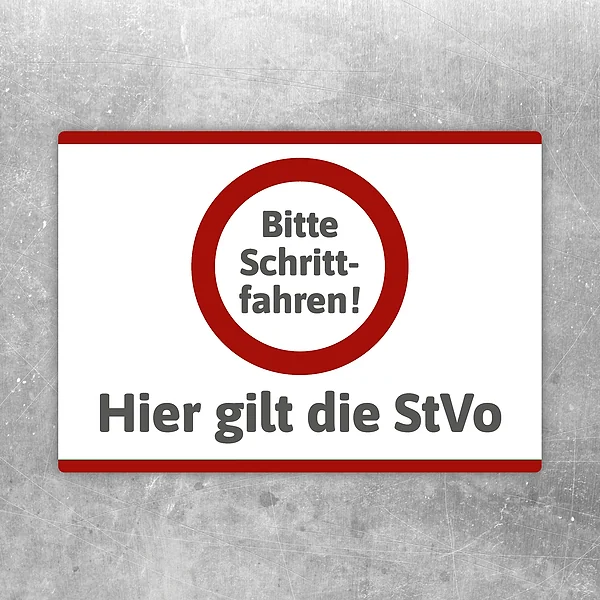 Aufkleber mit rotem Kreis und Text Bitte Schrittfahren, darunter Hier gilt die StVO.
