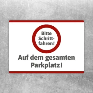 Aufkleber mit dem Hinweis Bitte Schrittfahren auf dem gesamten Parkplatz.