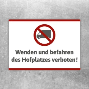 Aufkleber mit durchgestrichenem Transporter und Text: Wenden und Befahren des Hofplatzes verboten.
