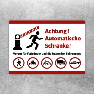 Aufkleber mit Hinweis auf automatische Schranke und Verbot für Fußgänger und Fahrzeuge.