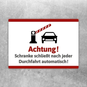 Warnaufkleber mit Schranke und dem Hinweis, dass sie nach jeder Durchfahrt automatisch schließt.