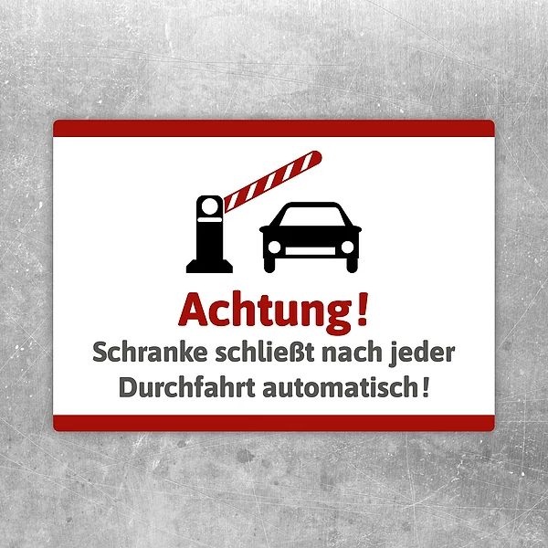 Warnaufkleber mit Schranke und dem Hinweis, dass sie nach jeder Durchfahrt automatisch schließt.