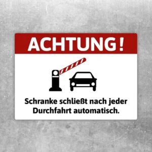 Warnaufkleber mit Achtung-Hinweis: Schranke schließt nach jeder Durchfahrt automatisch.
