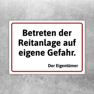 Warnaufkleber mit dem Text „Betreten der Reitanlage auf eigene Gefahr“ für den Eingang zum Pferdehof.