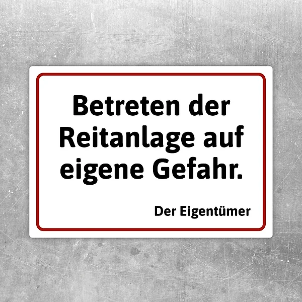 Warnaufkleber mit dem Text „Betreten der Reitanlage auf eigene Gefahr“ für den Eingang zum Pferdehof.