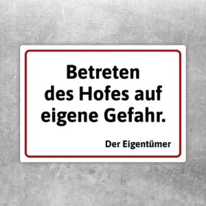 Hinweisaufkleber mit dem Text Betreten des Hofes auf eigene Gefahr für Hof und Einfahrt.
