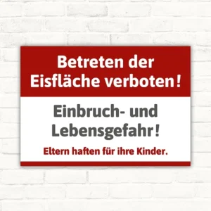 Schild mit der Aufschrift „Betreten der Eisfläche verboten“ als klare Kennzeichnung
