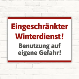 Schild mit der Aufschrift „Winterdienst – Benutzung auf eigene Gefahr“ als klare Kennzeichnung