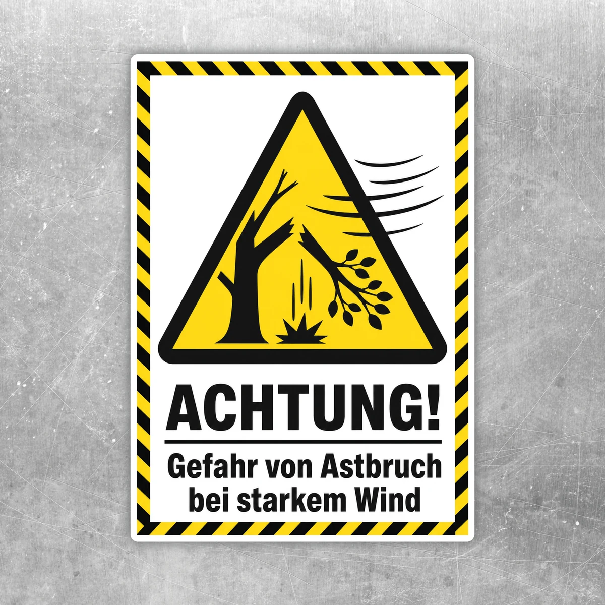 Aufkleber mit Warnsymbol und Text „Achtung! Gefahr von Astbruch bei starkem Wind“ in Gelb, Schwarz und Weiß.