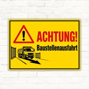 Achtung Baustellenausfahrt Schild mit gelbem Warnhintergrund, Lkw-Symbol und großem Hinweistext als robustes Produktschild.