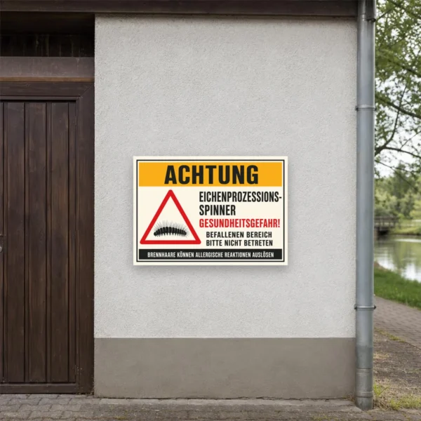 KI-generiertes Anwendungsbeispiel: Achtung Eichenprozessionsspinner Warnschild mit Gesundheitsgefahr und Bitte nicht betreten als bedrucktes Querformat-Schild.