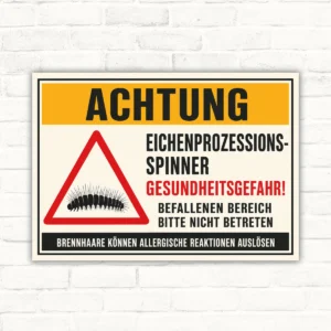 Warnschild mit Achtung Eichenprozessionsspinner, Gesundheitsgefahr und Bitte nicht betreten als bedrucktes Schild in Querformat.
