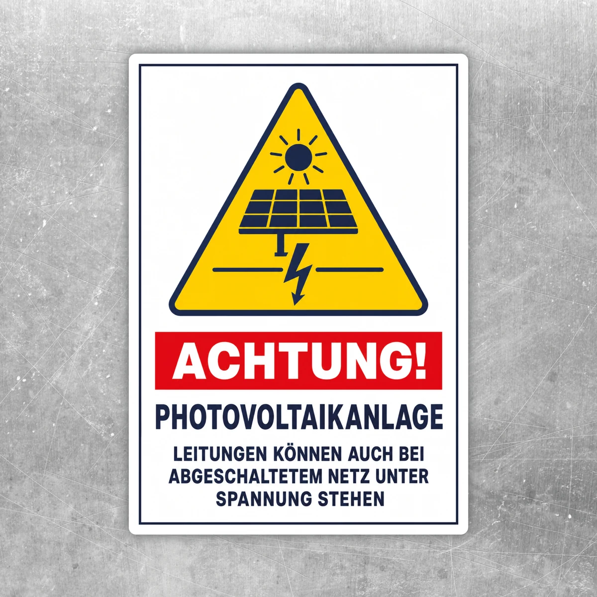 Warnaufkleber mit Photovoltaik-Symbol, Spannungshinweis und Text für Anlagen mit möglicher Restspannung.
