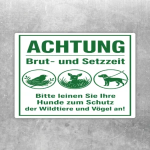 Grün-weißer Hundeschild Brut- und Setzzeit Hunde anleinen Aufkleber mit Wildtier-Symbolen auf weißem Hintergrund.