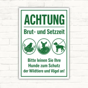 Hundeschild mit Aufdruck „Achtung Brut- und Setzzeit“ und Hinweis, Hunde zum Schutz von Wildtieren und Vögeln anzuleinen.
