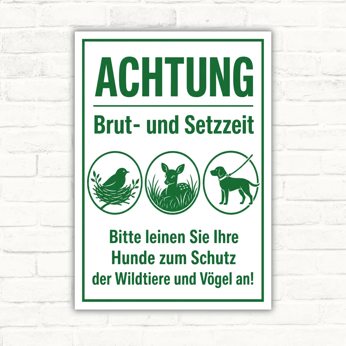 Hundeschild mit Aufdruck „Achtung Brut- und Setzzeit“ und Hinweis, Hunde zum Schutz von Wildtieren und Vögeln anzuleinen.
