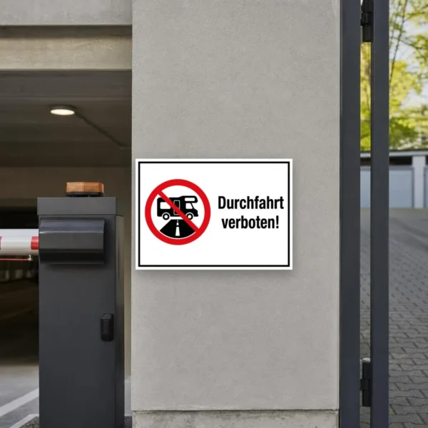 KI-generiertes Anwendungsbeispiel: Durchfahrt verboten Aufkleber für Wohnmobile an einer Zufahrt mit rotem Verbotssymbol und Text.