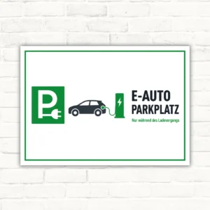 E-Auto Parkplatz Schild mit Auto am Ladekabel und Text „Nur während des Ladevorgangs“ in Grün und Schwarz.