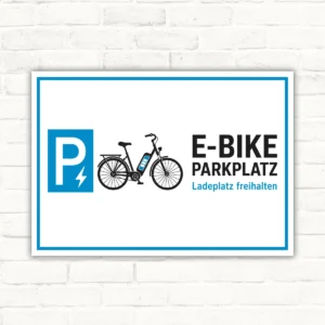 Schild mit E-Bike Parkplatz und dem Hinweis „Ladeplatz freihalten“, mit P-Symbol und Fahrradmotiv als Aluminium-Verbundplatte.