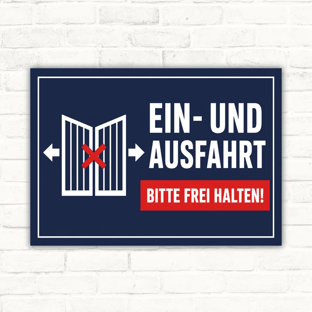 Ein- und Ausfahrt bitte frei halten Schild mit Pfeilen, Kreuzsymbol und rotem Hinweisbalken als Parkplatzschild.