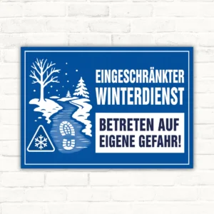 Warnschild mit winterlichem Motiv und dem Text „Eingeschränkter Winterdienst – Betreten auf eigene Gefahr“ auf blauem Hintergrund.