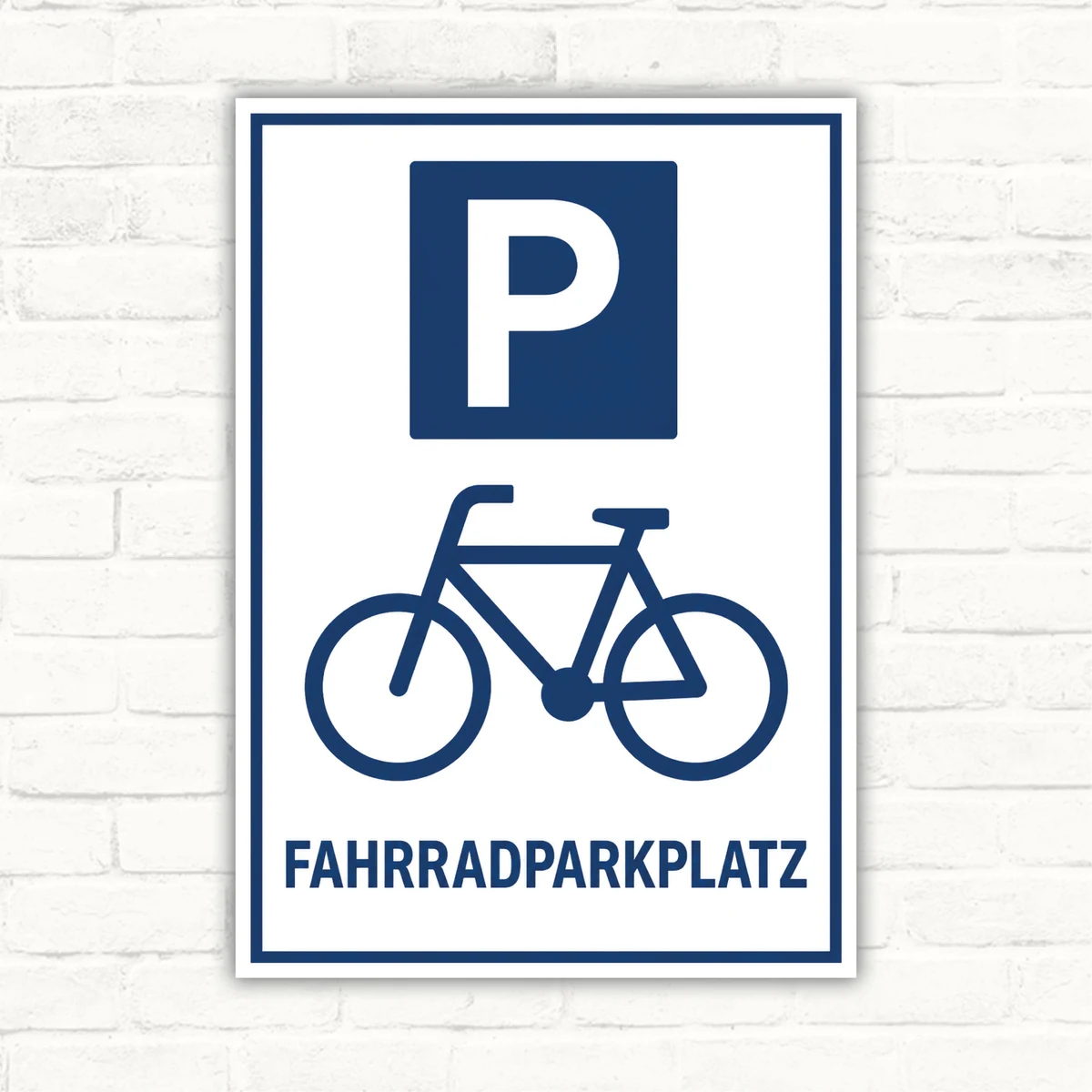 Fahrradparkplatz Schild mit blauem P-Symbol und Fahrradmotiv, weißer Hintergrund, bedruckte Hinweistafel.