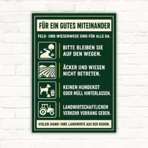 Feld- und Wiesenwege Schild mit grünem Hintergrund, Symbolen und Text für Rücksicht auf landwirtschaftlichen Wegen.