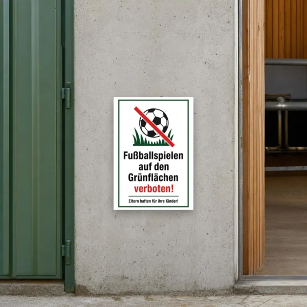 KI-generiertes Anwendungsbeispiel: Schild „Fußballspielen auf Grünflächen verboten“ mit rotem Verbotssymbol für eine gut sichtbare Grünfläche.