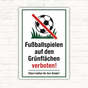 Schild mit der Aufschrift „Fußballspielen auf Grünflächen verboten“ und durchgestrichenem Fußball als Verbotsschild.