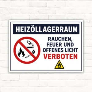 Heizöllagerraum Schild mit Text „Rauchen, Feuer und offenes Licht verboten“ und Verbotszeichen auf Aluminium-Verbundplatte.